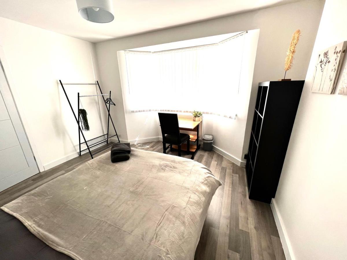 Modern Double Room With Fire Tv London Kültér fotó